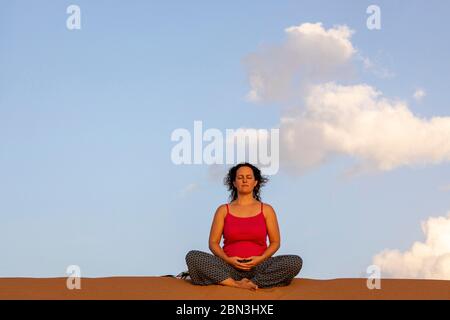 Sesshin Zen (retraite) dans le désert du Sahara, Maroc. Zazen (méditation). Banque D'Images