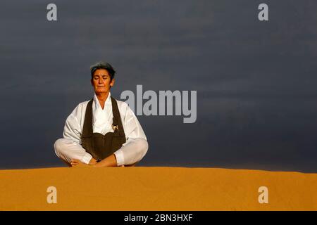 Sesshin Zen (retraite) dans le désert du Sahara, Maroc. Zazen (méditation). Banque D'Images