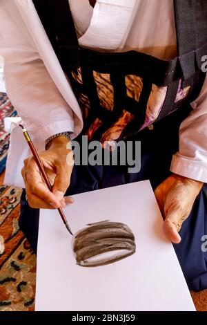 Sesshin Zen (retraite) dans le désert du Sahara, Maroc. Atelier de calligraphie. Banque D'Images