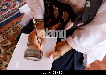 Sesshin Zen (retraite) dans le désert du Sahara, Maroc. Atelier de calligraphie. Banque D'Images
