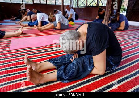 Cours de yoga dans la vallée de l'Ourika, au Maroc. Banque D'Images
