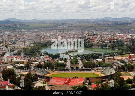 Vue sur Antananarivo avec le stade et le lac Anosy. Antananarivo. Madagascar. Banque D'Images