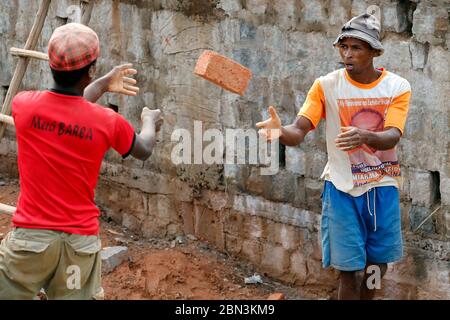 Travailleurs de chantier de construction de maison. Madagascar. Banque D'Images
