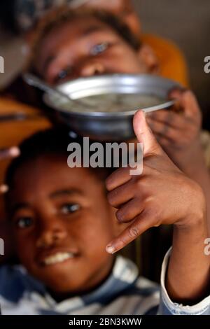 Distribution gratuite de nourriture pour les enfants de la rue. Antananarivo. Madagascar. Banque D'Images