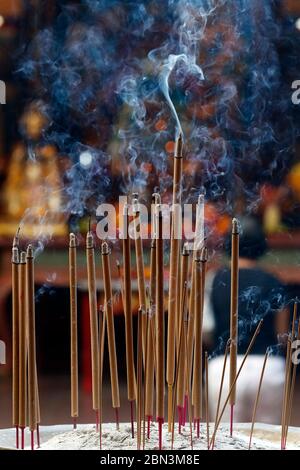 Temple taoïste chinois Guan Di. Bâtons d'Encens brûlant. Kuala Lumpur. Malaisie. Banque D'Images