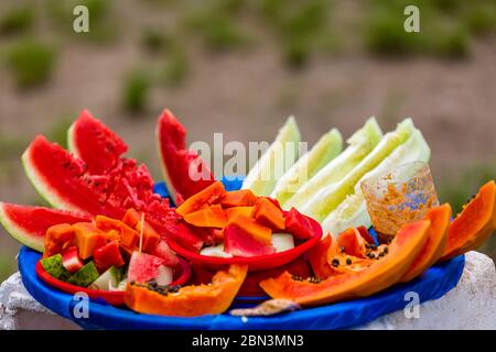 Ensemble de fruits tropicaux, fruits d'été frais et juteux dans la rue du marché de l'Asie, fruits mûrs assortis Banque D'Images
