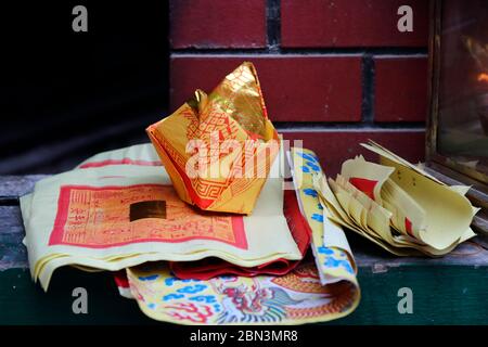 Temple taoïste chinois Guan Di. Les offrandes qui sont brûlées dans des fours. Kuala Lumpur. Malaisie. Banque D'Images