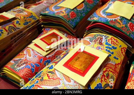 Temple taoïste chinois Guan Di. Les offrandes qui sont brûlées dans des fours. Kuala Lumpur. Malaisie. Banque D'Images