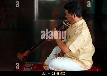 Temple hindou Sri Mahamariamman. Musicien jouant un Nadaswaram, un instrument de vent indien traditionnel. Kuala Lumpur. Malaisie. Banque D'Images