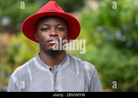 Visage d'un jeune homme africain élégant portant un chapeau à l'extérieur Banque D'Images