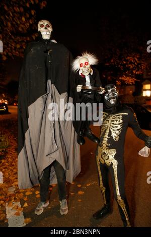 Adolescent jouant à trick or Treat à Londres le Halloween Night, Royaume-Uni Banque D'Images