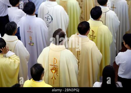 Masse catholique. Prêtres. Bien Hoa. Vietnam. Banque D'Images