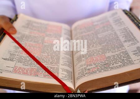 Femme catholique lisant la Bible. Gros plan. Vietnam. Banque D'Images
