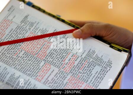 Femme catholique lisant la Bible. Gros plan. Vietnam. Banque D'Images