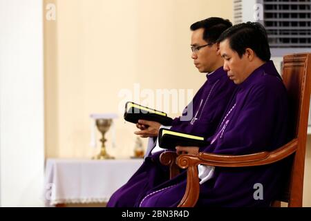 Masse catholique. Prêtres portant un chasuble romain violet. Quy Nhon. Vietnam. Banque D'Images