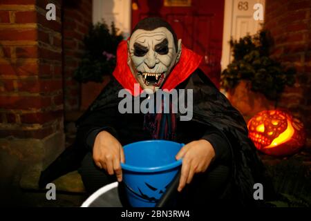 Adolescent jouant à trick or Treat à Londres le Halloween Night, Royaume-Uni Banque D'Images