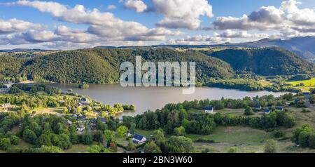 France, Puy de Dome, Parc naturel régional des Volcans d'Auvergne, Chambon sur Lac, Lac Chambon (vue aérienne) // France, Puy-de-Dôme (63), Parc naturel r Banque D'Images