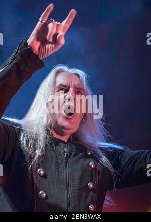 CARDIFF, ROYAUME-UNI. BIFF Byford, chanteur principal du groupe de métaux lourds classique Saxon, interprète en direct le Grand Hall de Cardiff. Ils y ont passé 90 minutes dans le cadre de leur tour Thunderbolt. Photo © Matthew Lofthouse - photographe indépendant. 23/02/2018. Banque D'Images