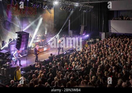 CARDIFF, ROYAUME-UNI. Le groupe de métaux lourds classique Saxon se présente dans le Grand Hall de Cardiff. Ils y ont passé 90 minutes dans le cadre de leur tour Thunderbolt. Photo © Matthew Lofthouse - photographe indépendant. 23/02/2018. Banque D'Images