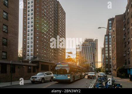 Le complexe d'appartements NYCHA Fulton Houses à Chelsea à New York vu avec le luxe derrière lui le samedi 2 mai 2020. (© Richard B. Levine) Banque D'Images