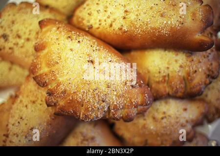 Gâteau fait maison. Des petits pains frais sont sur un plateau. Gros plan. Vue de dessus Banque D'Images