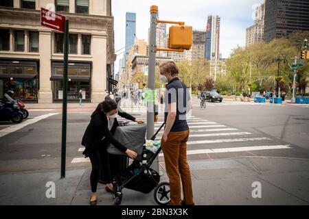 Les personnes qui ont pris des cooped up profitent du temps de printemps à New York, un samedi chaud, le 2 mai 2020. (© Richard B. Levine) Banque D'Images