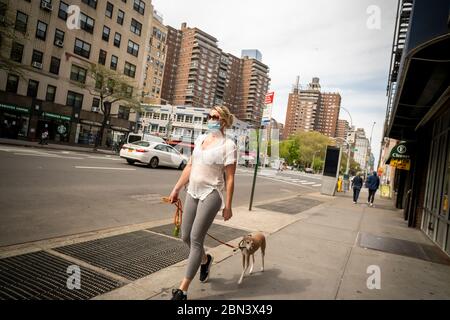 Les personnes qui ont pris des cooped up profitent du temps de printemps à New York, un samedi chaud, le 2 mai 2020. (© Richard B. Levine) Banque D'Images