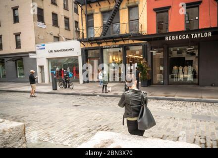 Les clients observent les protocoles de distance sociale en attendant leurs commandes devant un restaurant Sweetgreen à New York le vendredi 1er mai 2020 . (© Richard B. Levine) Banque D'Images