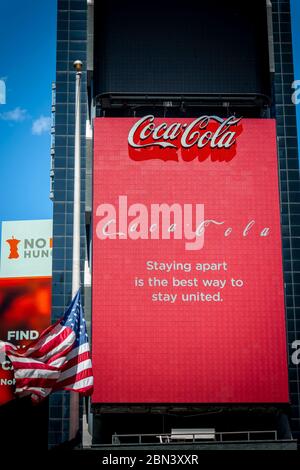 Coca-Cola utilise son panneau d'affichage pour une annonce de service public dans un Times Square vide à New York en raison de la pandémie COVID-19 le jeudi 7 mai 2020. (© Richard B. Levine) Banque D'Images