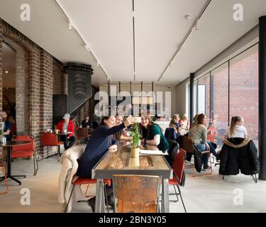 Vue intérieure du café restaurant. Edinburgh Printmakers, Édimbourg, Royaume-Uni. Architecte : page Park Architects, 2019. Banque D'Images