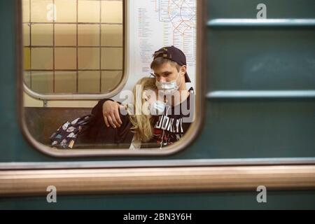 Moscou, Russie. 12 mai 2020. Les passagers portant un masque facial sont vus sur un métro à Moscou, en Russie, le 12 mai 2020. La Russie a signalé mardi 232,243 cas confirmés de COVID-19. Credit: Alexander Zemlianichenko Jr/Xinhua/Alay Live News Banque D'Images