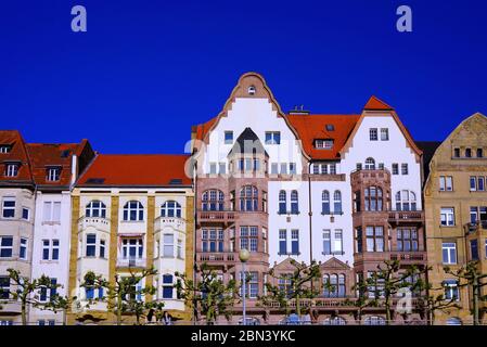 Belle maison de façade propre à Mannesmannufer à Düsseldorf, juste en face du Rhin. Banque D'Images