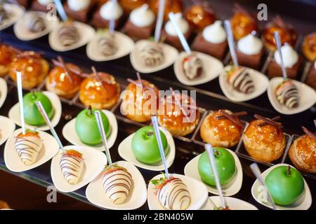 Une variété de bonbons sur les plateaux de la table du buffet Banque D'Images