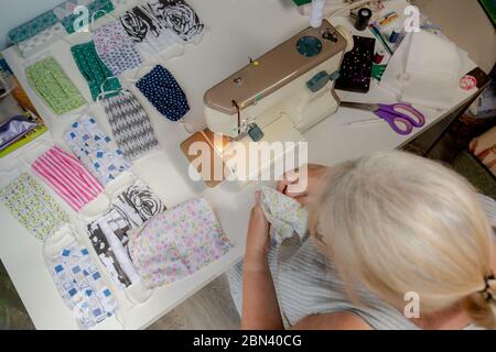 Femme faisant des masques faits maison, Royaume-Uni 2020 Banque D'Images