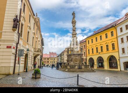 La colonne de la peste le Sloup de Morovy ou la colonne de la Vierge Marie Immaculée de style baroque dans le centre historique de Kutna Hora avec la place pavée, région de Bohême centrale, République tchèque Banque D'Images