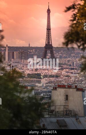 Tour Eiffel vue depuis un point de vue élevé depuis Montmartre au crépuscule Banque D'Images