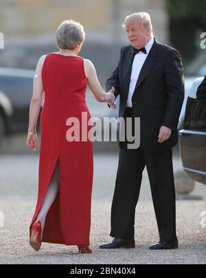 Le président Donald J. Trump serre la main avec la première ministre britannique Theresa May dans la cour du Palais de Blenheim lors de la visite du président américain Do Banque D'Images