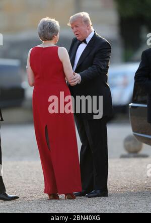 Le président Donald J. Trump serre la main avec la première ministre britannique Theresa May dans la cour du Palais de Blenheim lors de la visite du président américain Do Banque D'Images