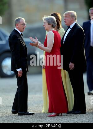 Le président Donald J. Trump et sa femme Melania sont accueillis par la première ministre britannique Theresa May et son mari Philip May dans la cour de Blenheim Banque D'Images