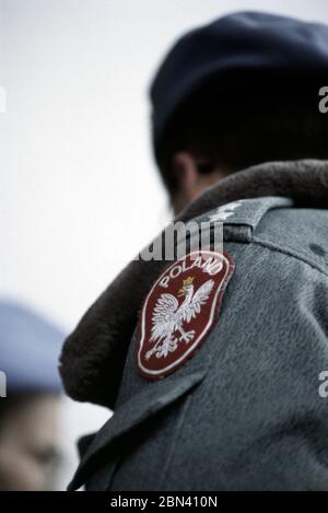 23 février 1994 pendant le siège de Sarajevo : un soldat polonais de la FORPRONU affiche son bras d'aigle à Grbavica, une zone bosniaque-serbe de la ville. Banque D'Images