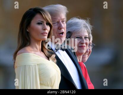 Le président Donald J. Trump et son épouse Melania se tiennent debout avec la première ministre britannique Theresa May et son mari Philip May dans la cour de Blenheim Banque D'Images