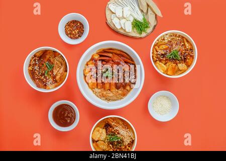 Un ensemble de plats coréens est servi chaud. Banque D'Images