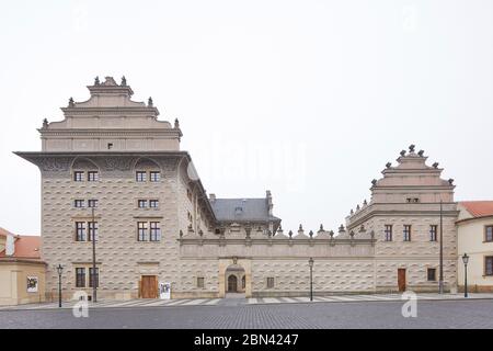 Élévation avant de la façade grandiose prise de la place du château. Palais Schwarzenberg , Palais Lobkowicz, Prague, République tchèque. Architecte: Agostino Banque D'Images