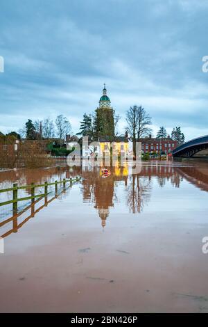 L'eau de crue à Upton sur Severn avec la tour Pepper Pot et illuminé les maisons publiques, Worcestershire, Enlgand Banque D'Images