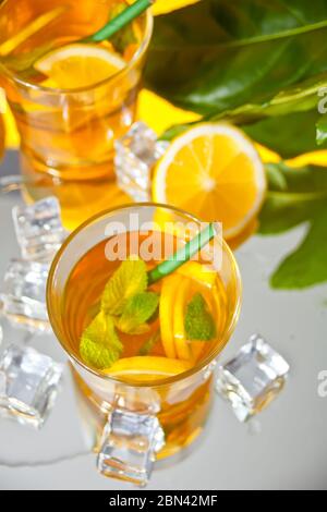 Deux verres de thé froid avec glace et citron Banque D'Images