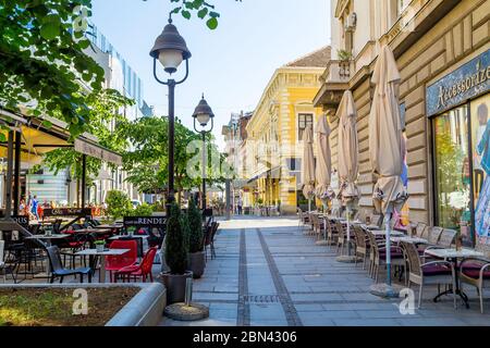 BELGRADE, SERBIE - 8 MAI 2018 : rues de Belgrade dans la matinée. L'extérieur des bâtiments et des restaurants est visible. Banque D'Images