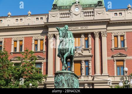 BELGRADE, SERBIE - 8 MAI 2018 : le devant du Musée national de Belgrade pendant la journée. Le monument du Prince Mihailo est visible à l'avant. Banque D'Images