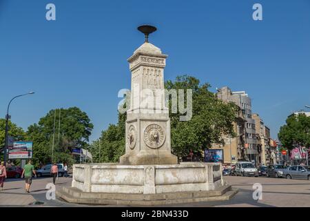 BELGRADE, SERBIE - 8 MAI 2018 : la Fontaine de Terazije devant l'hôtel Moscou. Les gens peuvent être vus. Banque D'Images