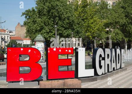 BELGRADE, SERBIE - 8 MAI 2018 : le signe de Belgrade sur la place Nikola Pasic. D'autres bâtiments et une fontaine d'eau peuvent être vus. Banque D'Images