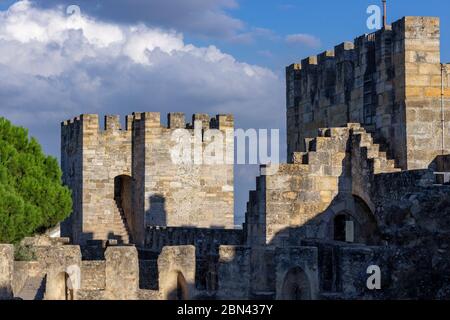 Le soleil de l'après-midi illumine les remparts du château de São Jorge, au sommet d'une colline à Lisbonne, au Portugal. Banque D'Images